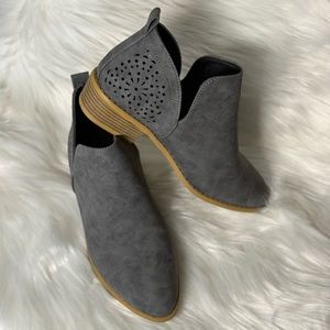 Like-New Gray Heeled Fashion Ankle Boots